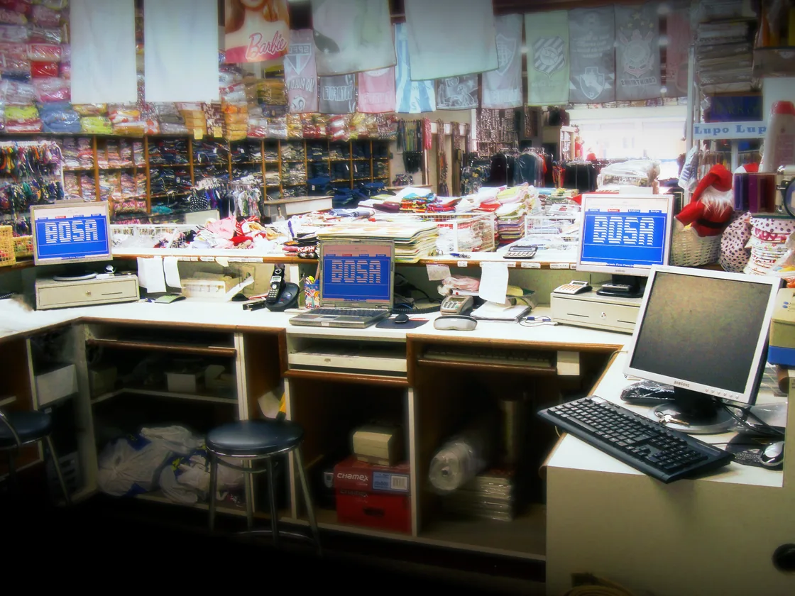 Computadores nos caixas da Loja Bosa