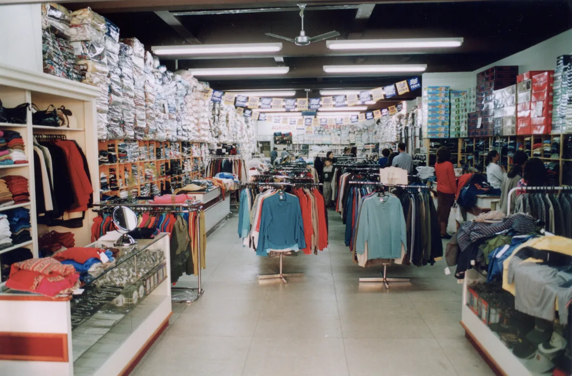 Corredor da loja com roupas e artigos para o lar