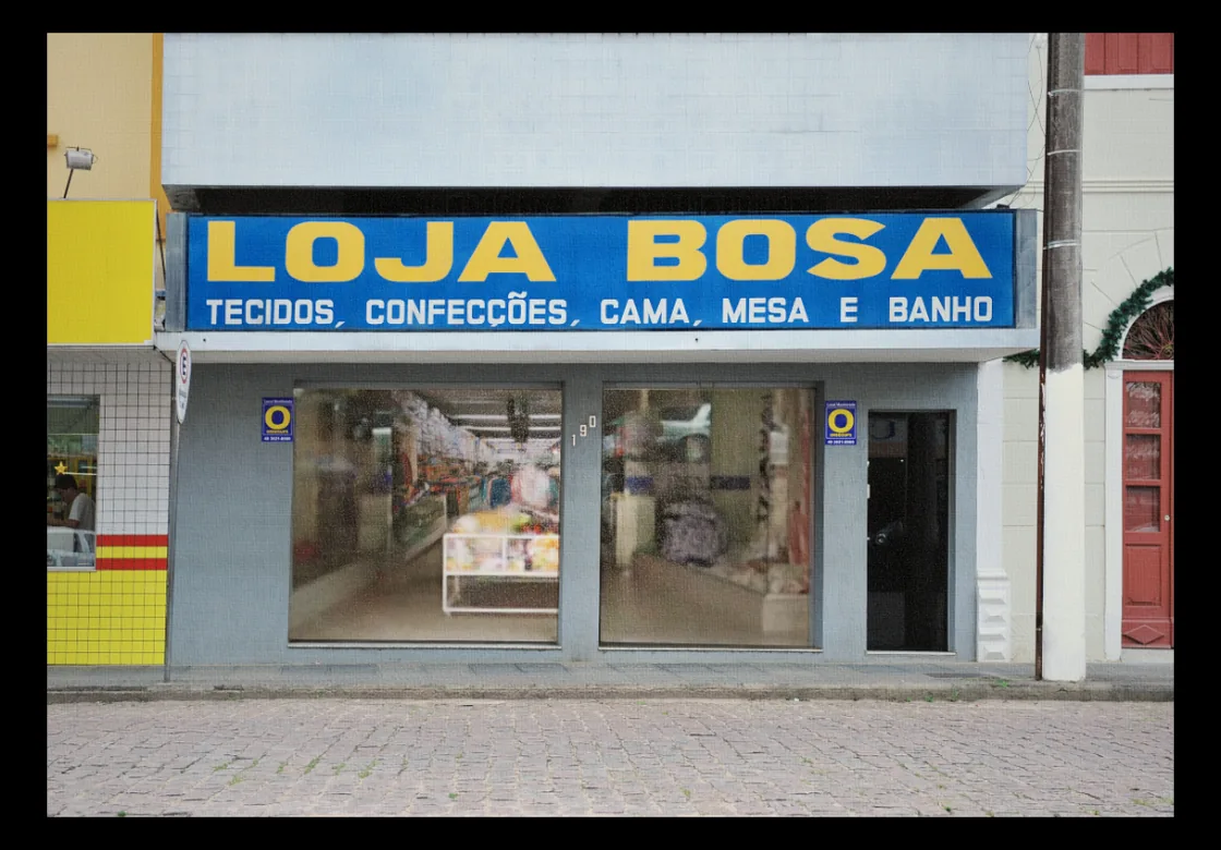 Fachada amarela e azul da Loja Bosa no terceiro endereço
